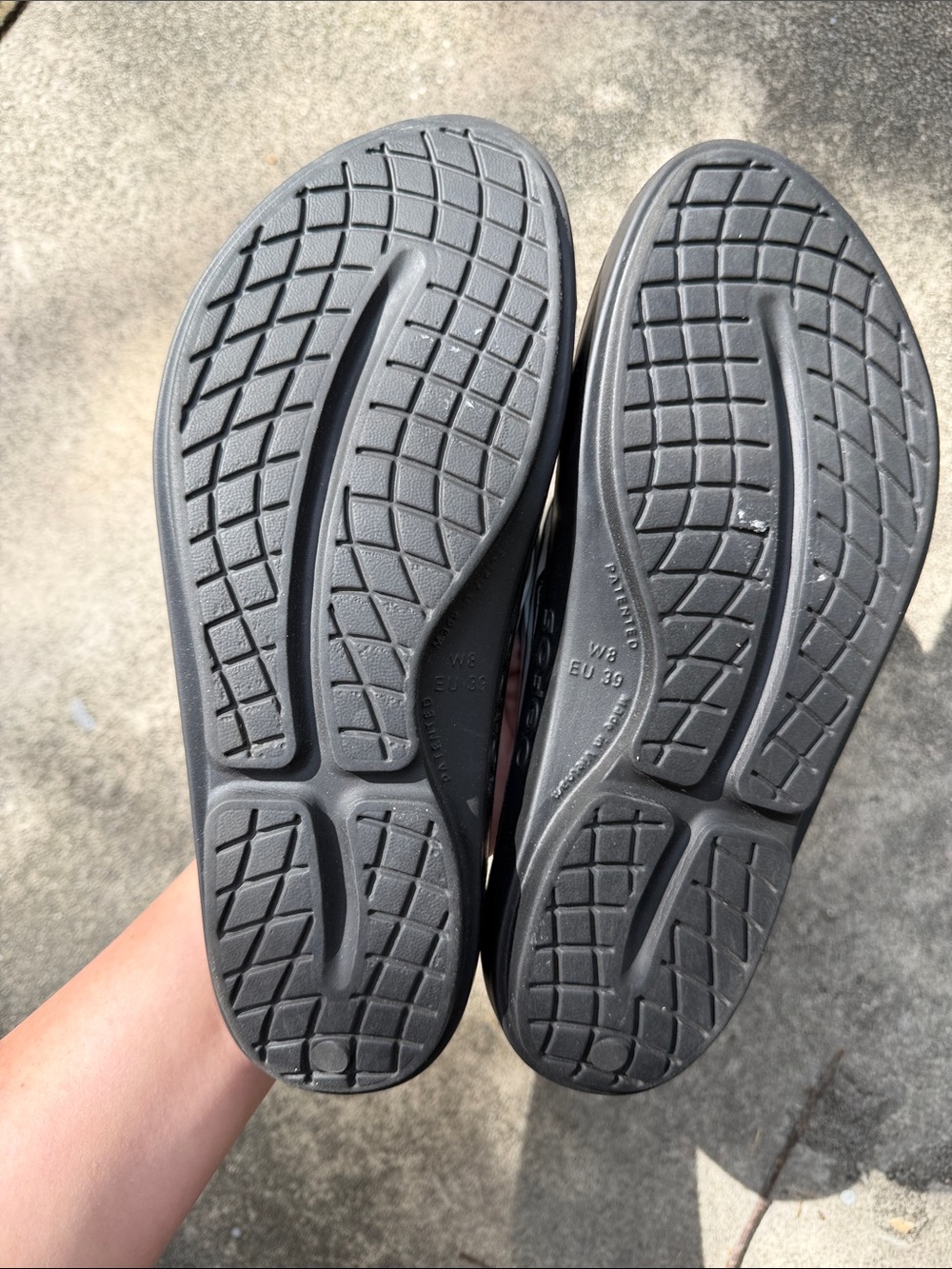 OOFOS OOlala Limited Edition Zebra Recovery Sandals - Picture 2 of 5